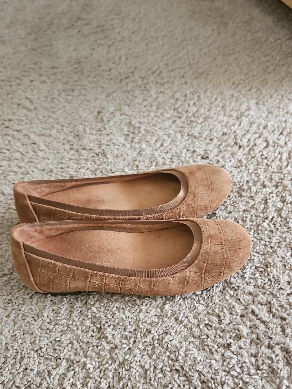 Vionic Anita Classic Flat Women's Sz 6 Tan Suede Croc Print Slip-On Comfort Shoe